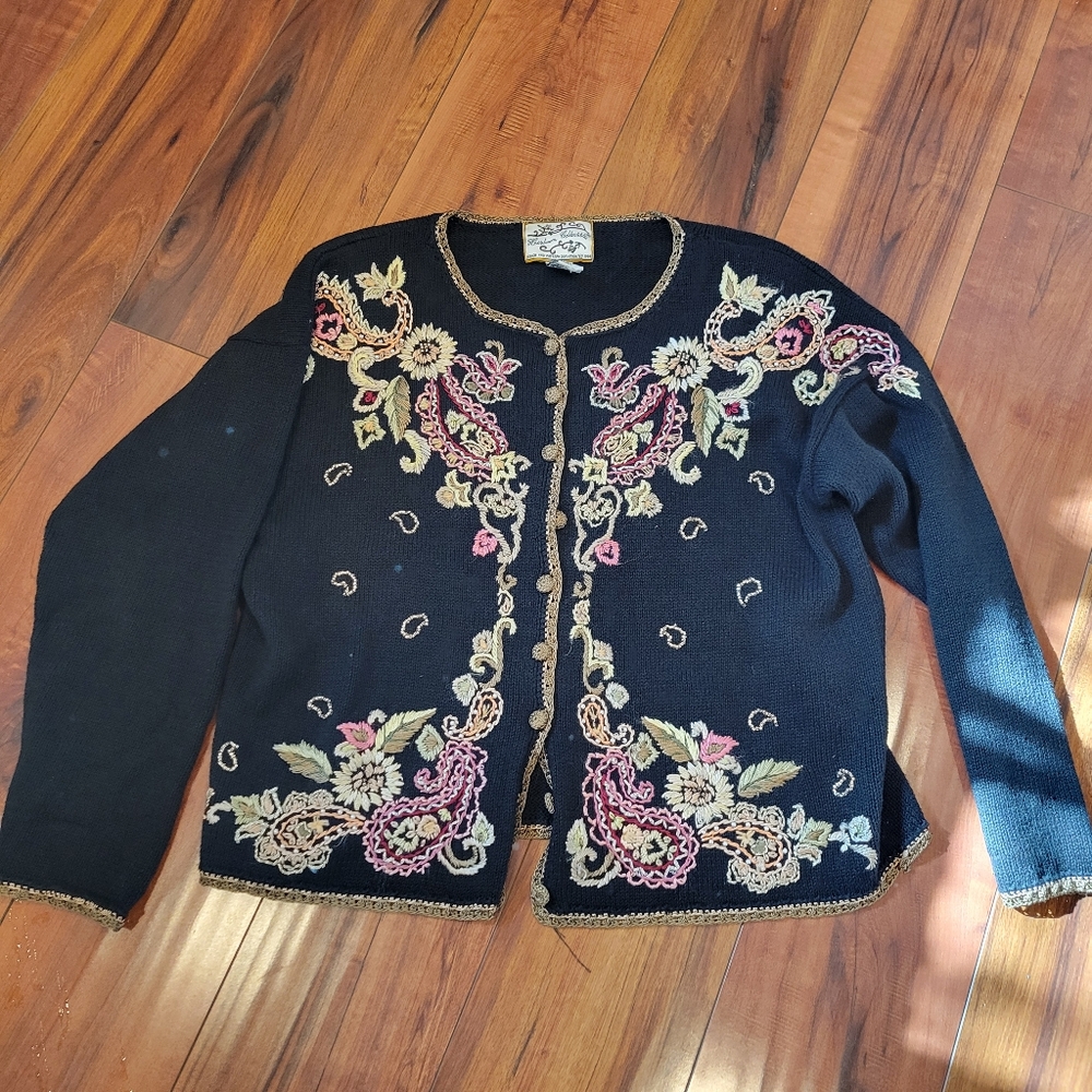 Heirloom Collectibles sweater. In good condition size large. Beautiful detailing